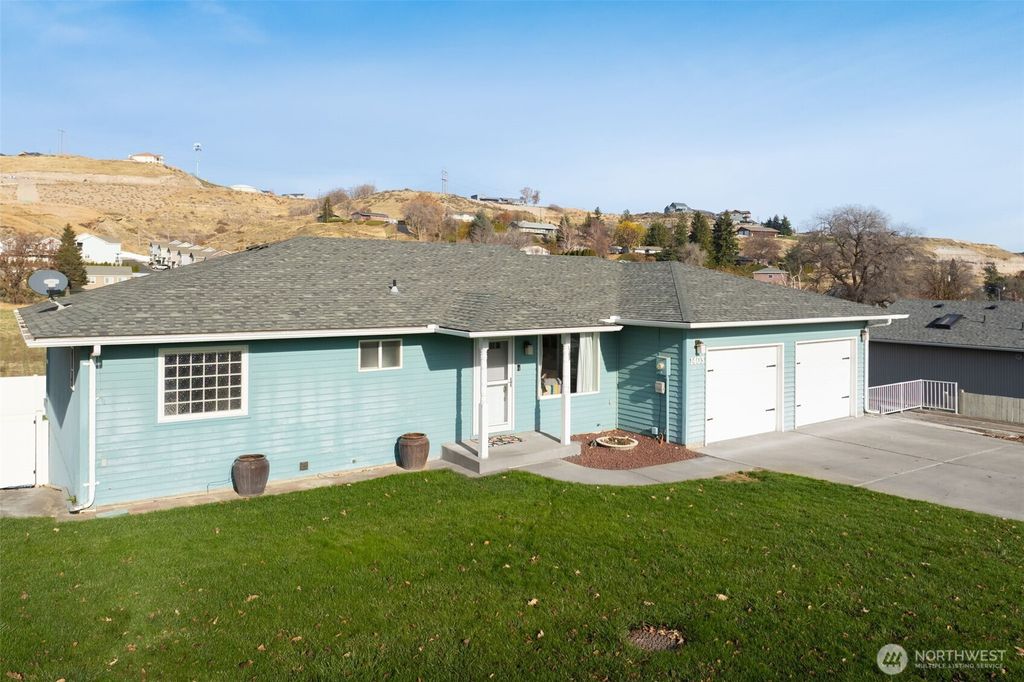 Photo of 1403 W CHERRY Avenue, Selah, WA 98942 (MLS # 2457251)