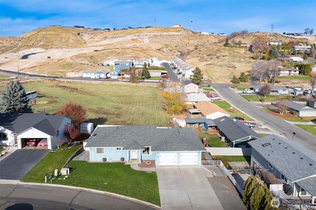 Photo of 1403 W CHERRY Avenue, Selah, WA 98942 (MLS # 2457251)