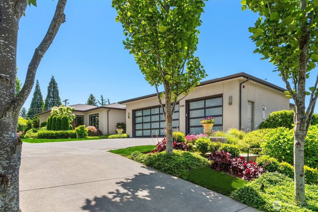 Photo of 10410 NE 58th Street, Kirkland, WA 98033 (MLS # 2393399)