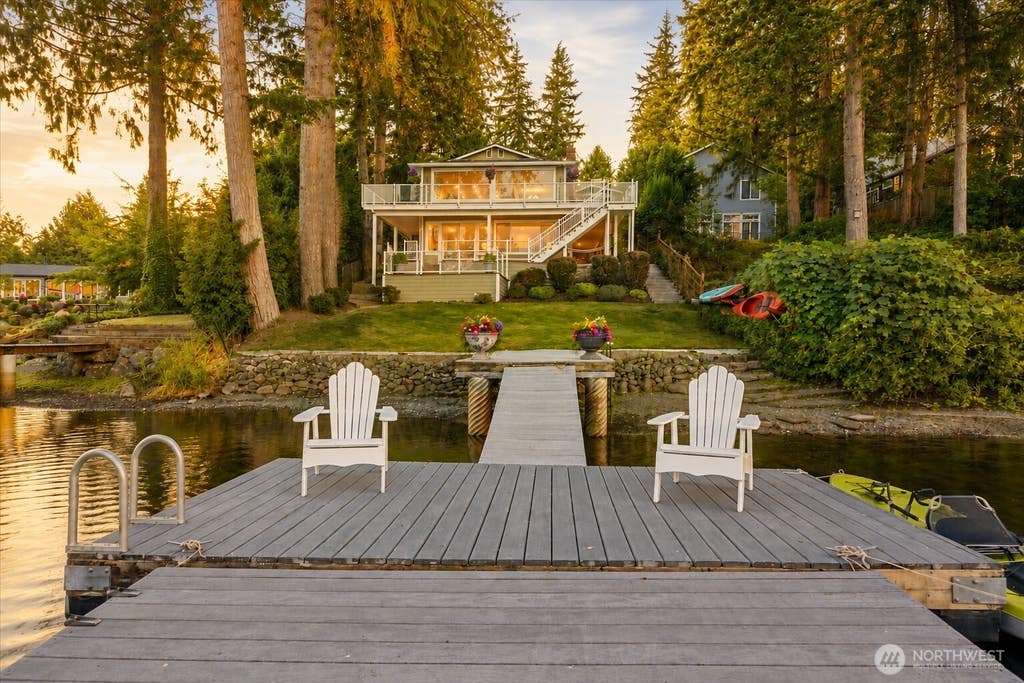 Photo of 2053 E Beaver Lake Drive SE, Sammamish, WA 98075 (MLS # 2574602)