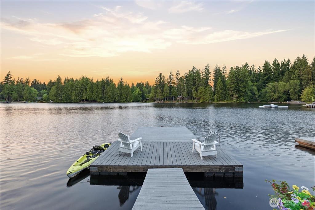 Photo of 2053 E Beaver Lake Drive SE, Sammamish, WA 98075 (MLS # 2574602)