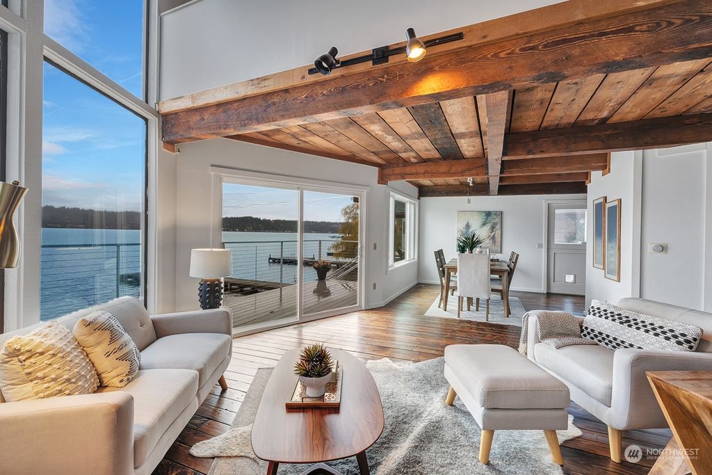 Photo of 2721 E Lake Sammamish Parkway SE, Sammamish, WA 98075 (MLS # 2167272)