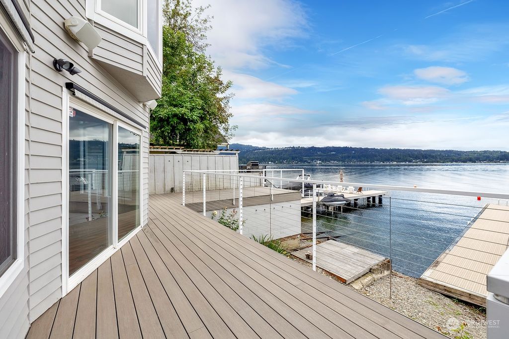 Photo of 2721 E Lake Sammamish Parkway SE, Sammamish, WA 98075 (MLS # 2167272)
