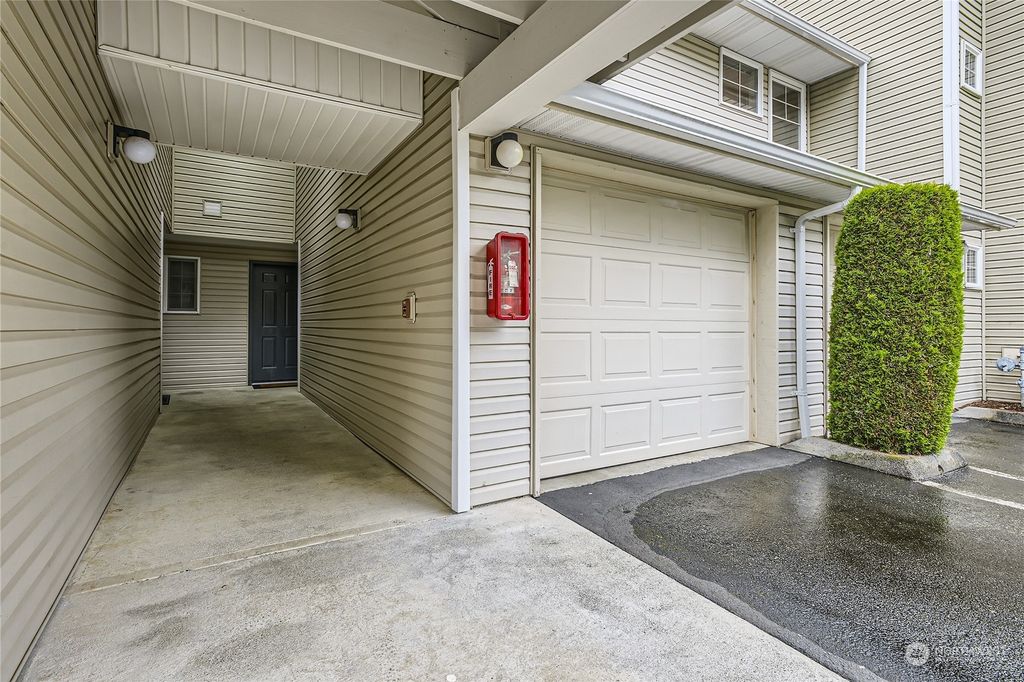 Photo of 2001 120th Place SE #6-102, Everett, WA 98208 (MLS # 2131984)