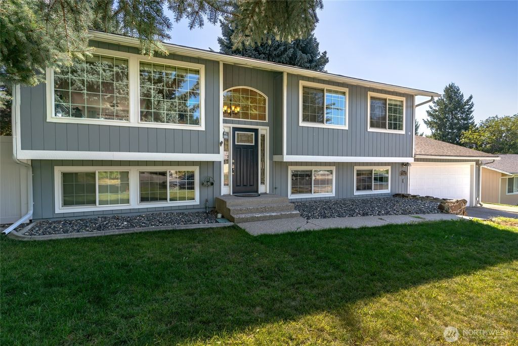 Photo of 1312 Bel Air Drive, East Wenatchee, WA 98802 (MLS # 2504858)