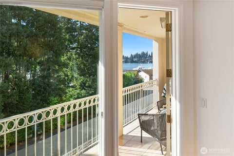 Photo of 10000 Meydenbauer Way SE #5, Bellevue, WA 98004 (MLS # 2592491)