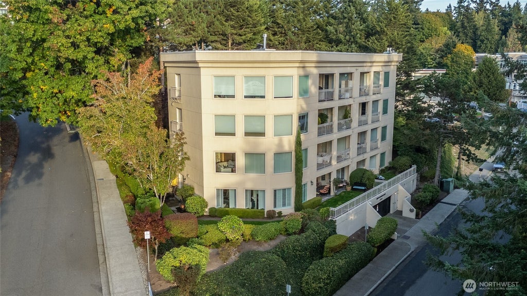 Photo of 10000 Meydenbauer Way SE #5, Bellevue, WA 98004 (MLS # 2592491)