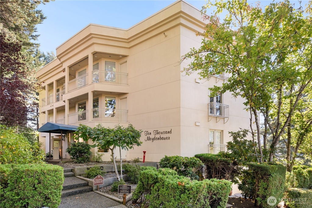 Photo of 10000 Meydenbauer Way SE #5, Bellevue, WA 98004 (MLS # 2592491)