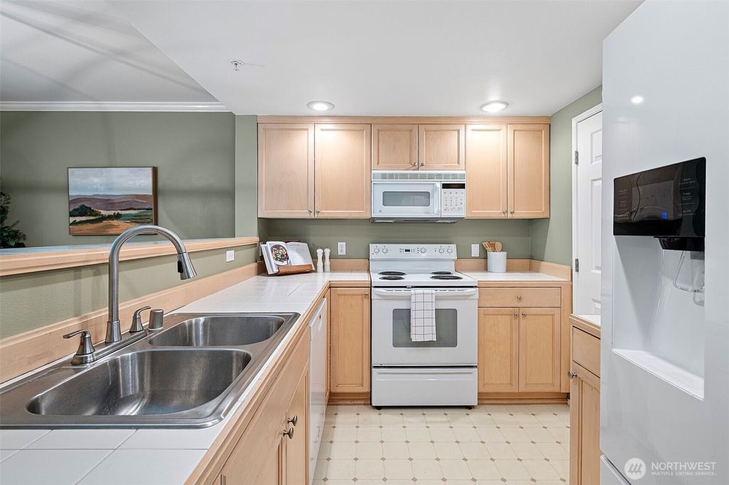 Photo of 25235 SE Klahanie Blvd Blvd #G105, Sammamish, WA 98029 (MLS # 2379539)