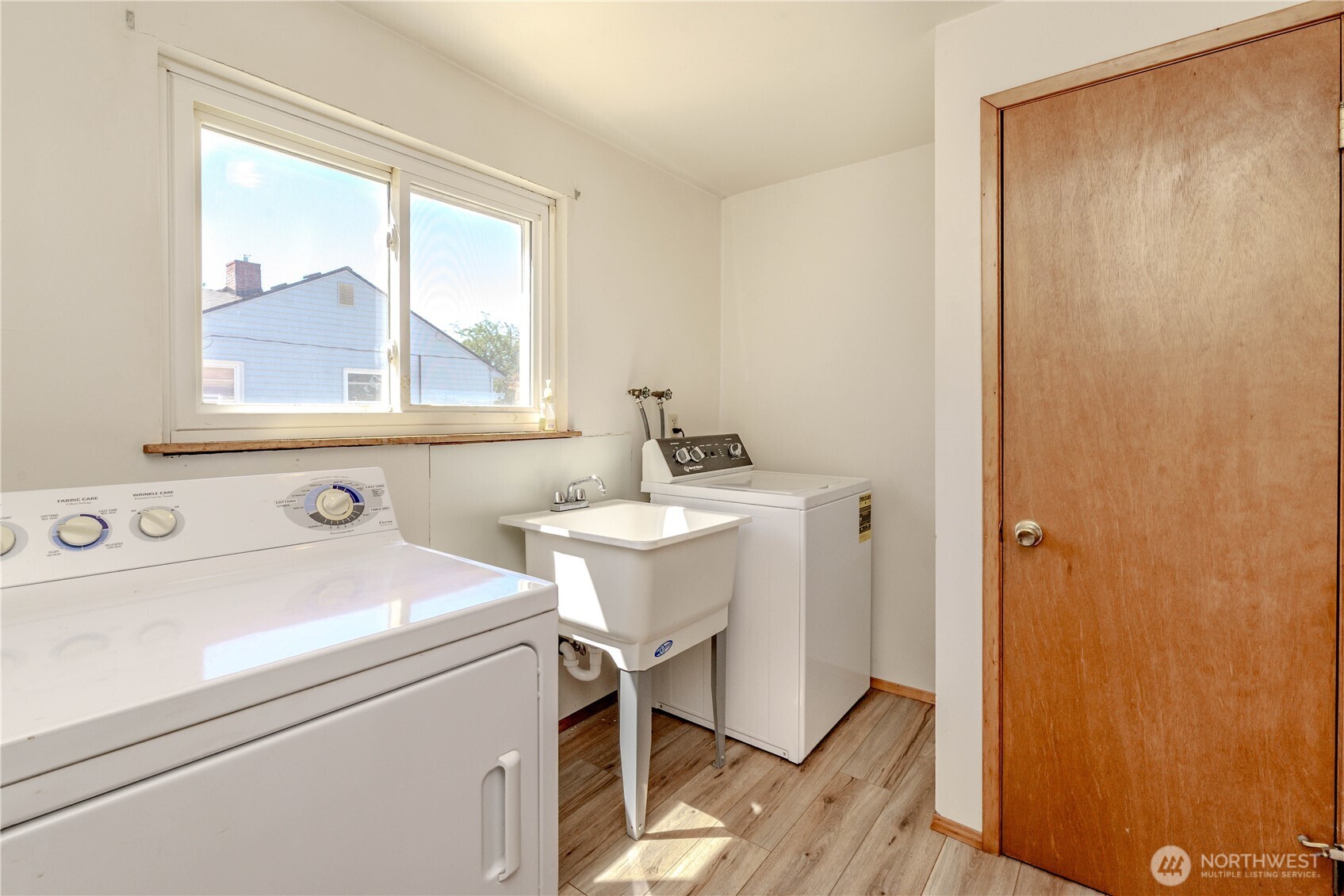 Seatac, Washington 98188, United States, 3 Bedrooms Bedrooms, ,2 BathroomsBathrooms,Residential,Pending,182848