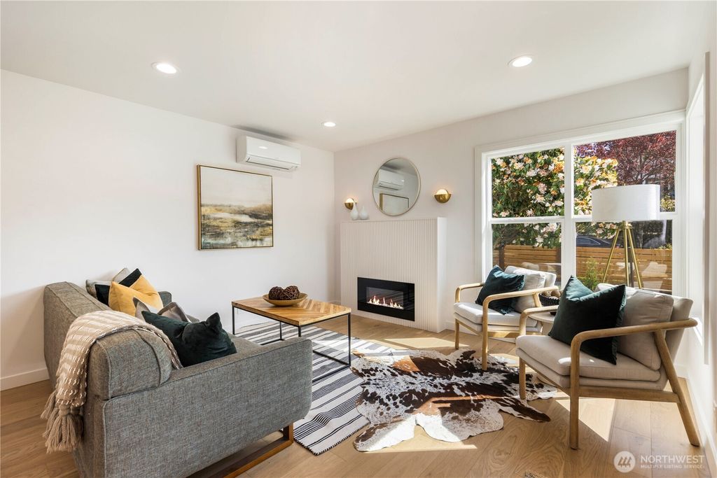 Photo of 828 NE 95th Street, Seattle, WA 98115 (MLS # 2491918)