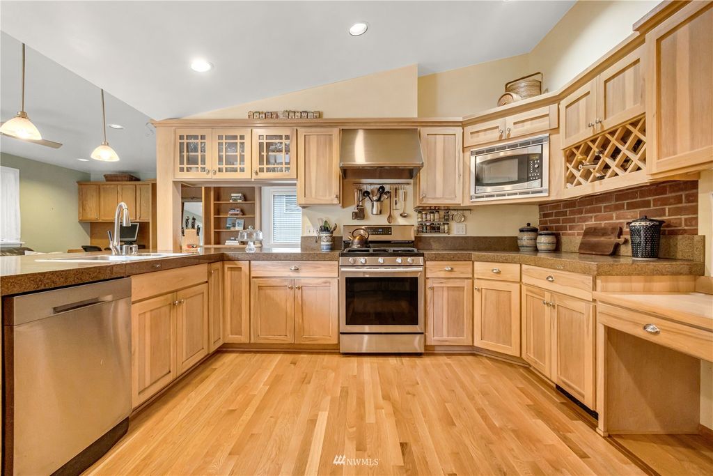Photo of 2702 71st Avenue SE, Mercer Island, WA 98040 (MLS # 1969768)