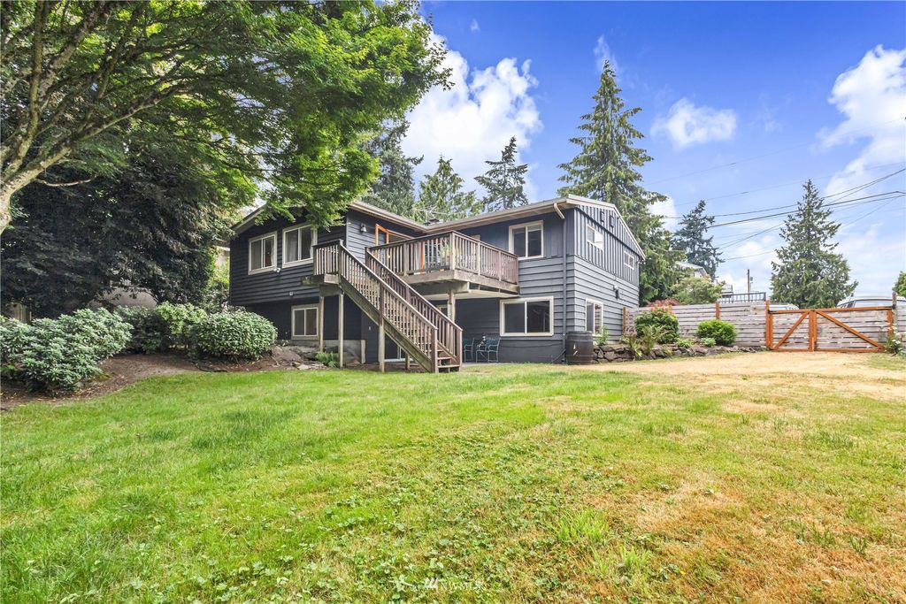 Photo of 2702 71st Avenue SE, Mercer Island, WA 98040 (MLS # 1969768)