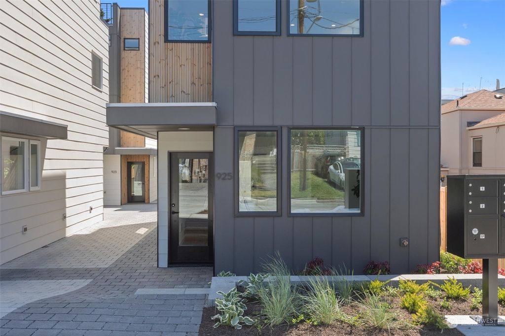 Photo of 925 NW 59th Street, Seattle, WA 98107 (MLS # 2232598)