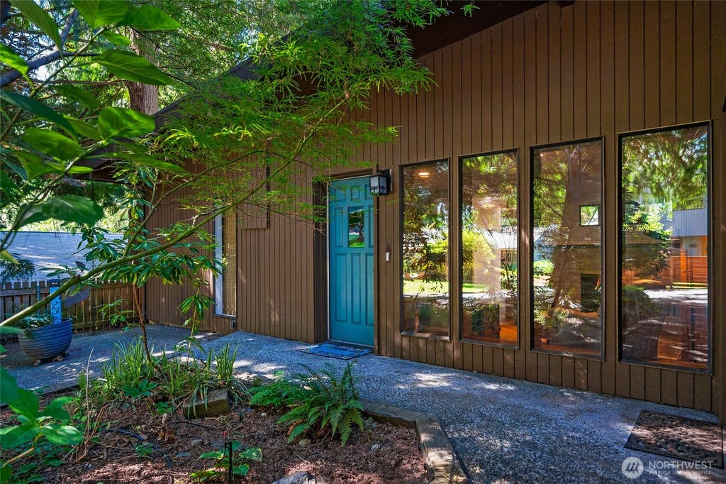 Photo of 10733 Bartlett Avenue NE, Seattle, WA 98125 (MLS # 2561864)