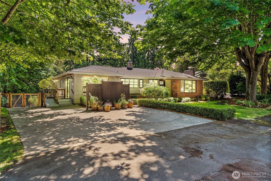 Photo of 16760 26th Ave Ave SW, Burien, WA 98166 (MLS # 2382919)
