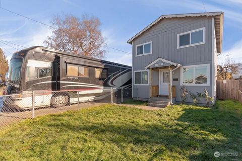 1212 S 7th Avenue, Kelso, WA 98626 - MLS#: 2326357