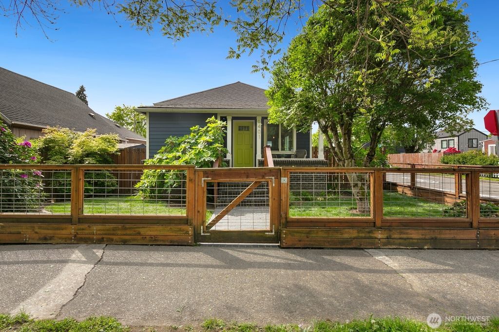 Photo of 6401 Flora Avenue S, Seattle, WA 98108 (MLS # 2372470)