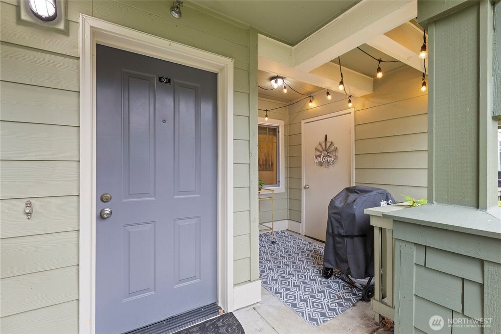 Photo of 1981 24th Avenue NE #101, Issaquah, WA 98029 (MLS # 2353934)