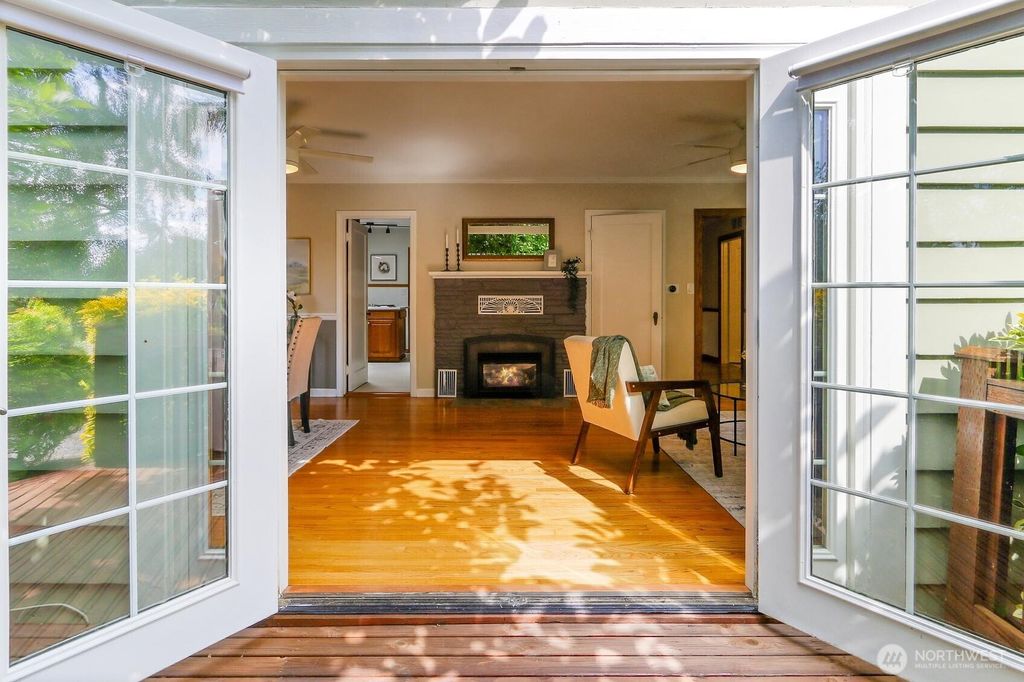 Photo of 417 Avenue F #C, Snohomish, WA 98290 (MLS # 2454607)