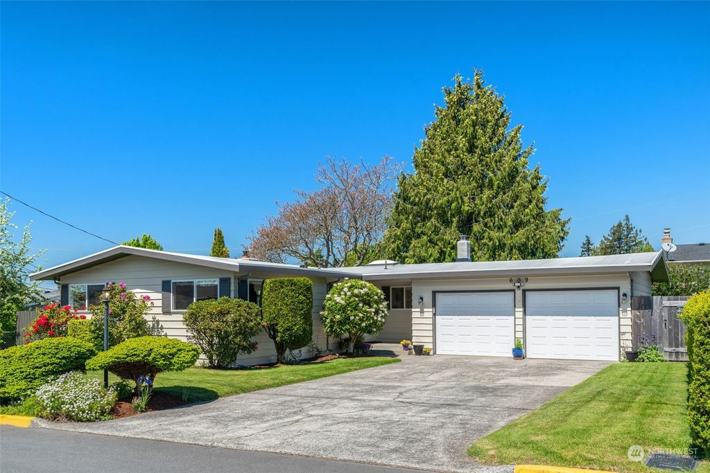Photo of 609 Aloha Way, Edmonds, WA 98020 (MLS # 2066450)