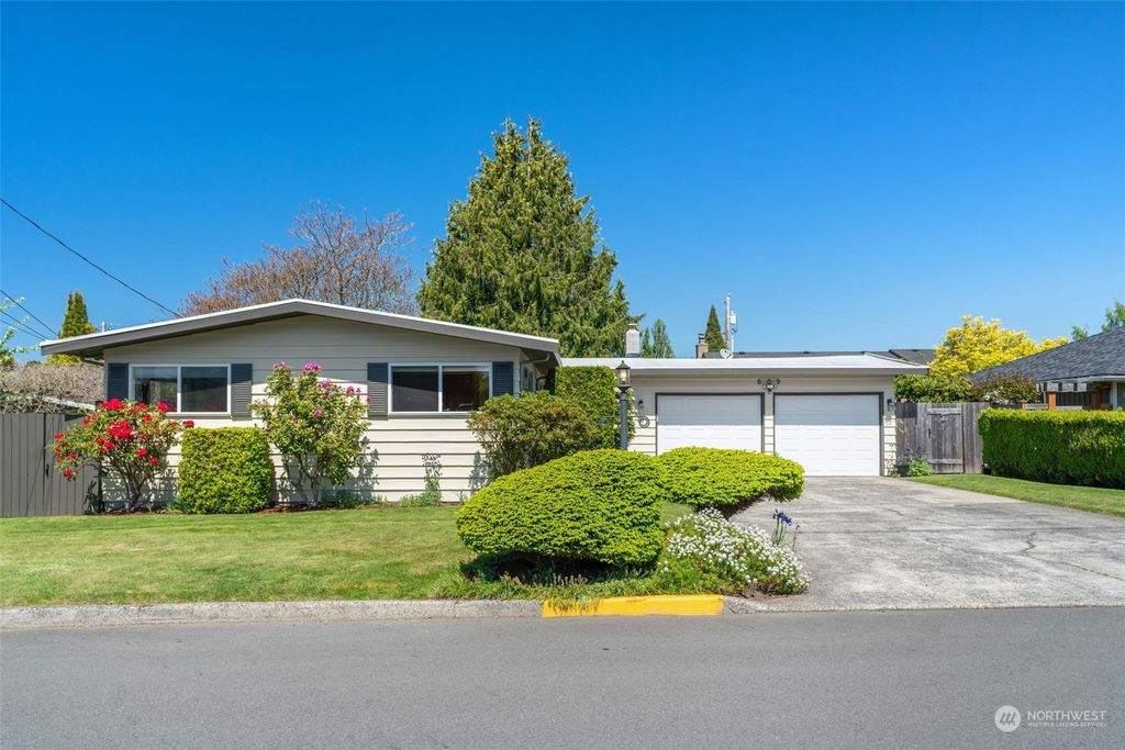 Photo of 609 Aloha Way, Edmonds, WA 98020 (MLS # 2066450)