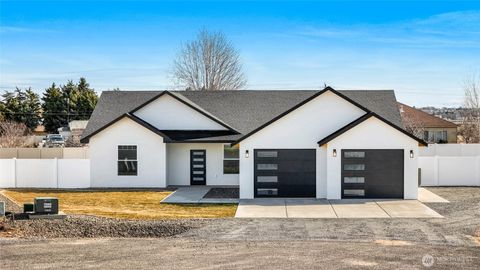 Photo of 3037 Blackbird Place NE, Moses Lake, WA 98837 (MLS # 2487177)