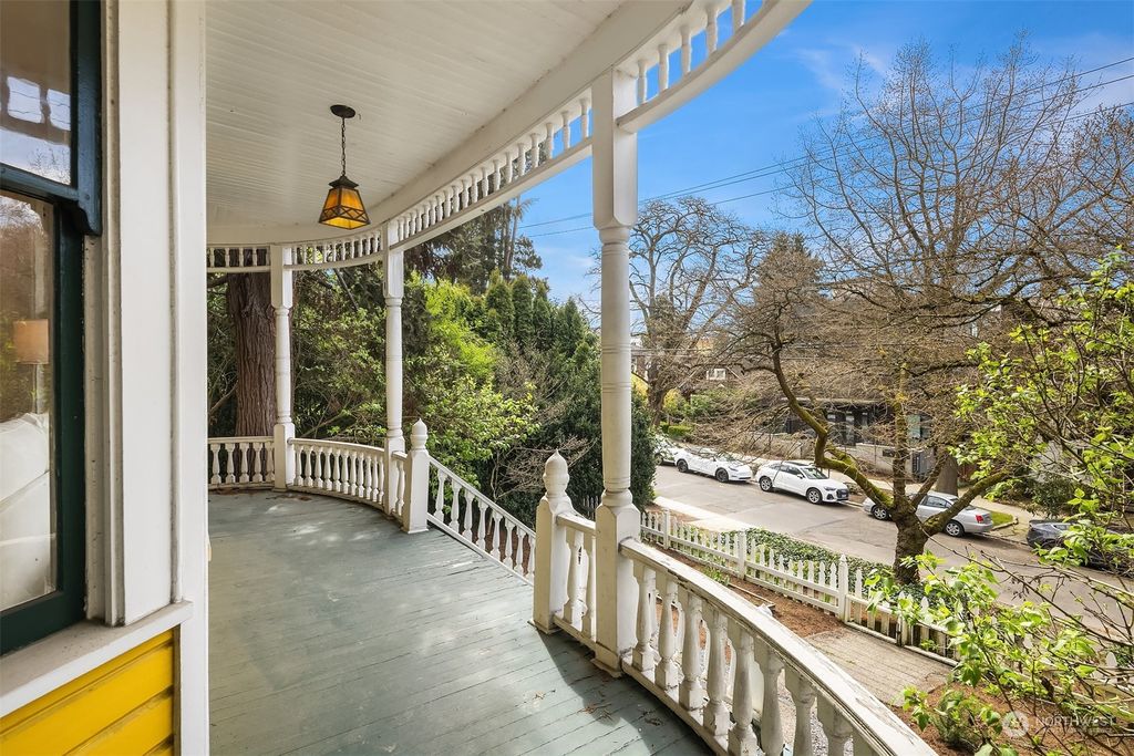 Photo of 2622 Franklin Avenue E, Seattle, WA 98102 (MLS # 2224523)