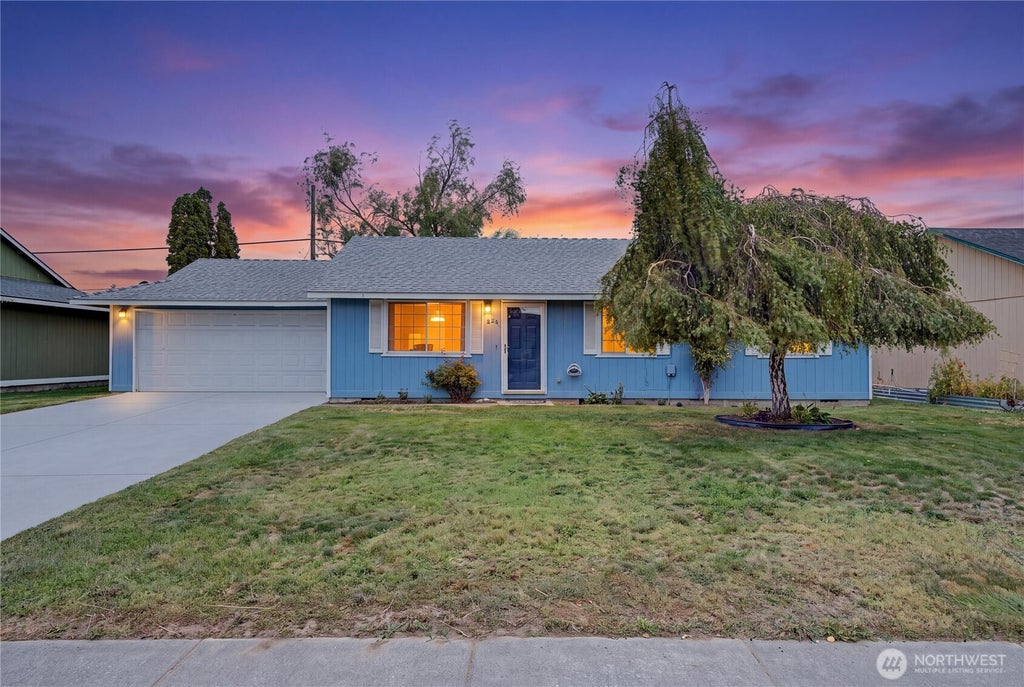 Photo of 824 E Hayden Drive, Moses Lake, WA 98837 (MLS # 2578643)