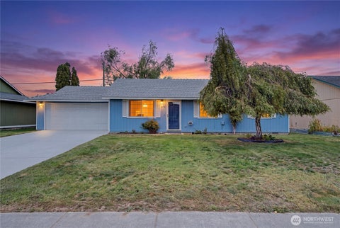 Photo of 824 E Hayden Drive, Moses Lake, WA 98837 (MLS # 2578643)