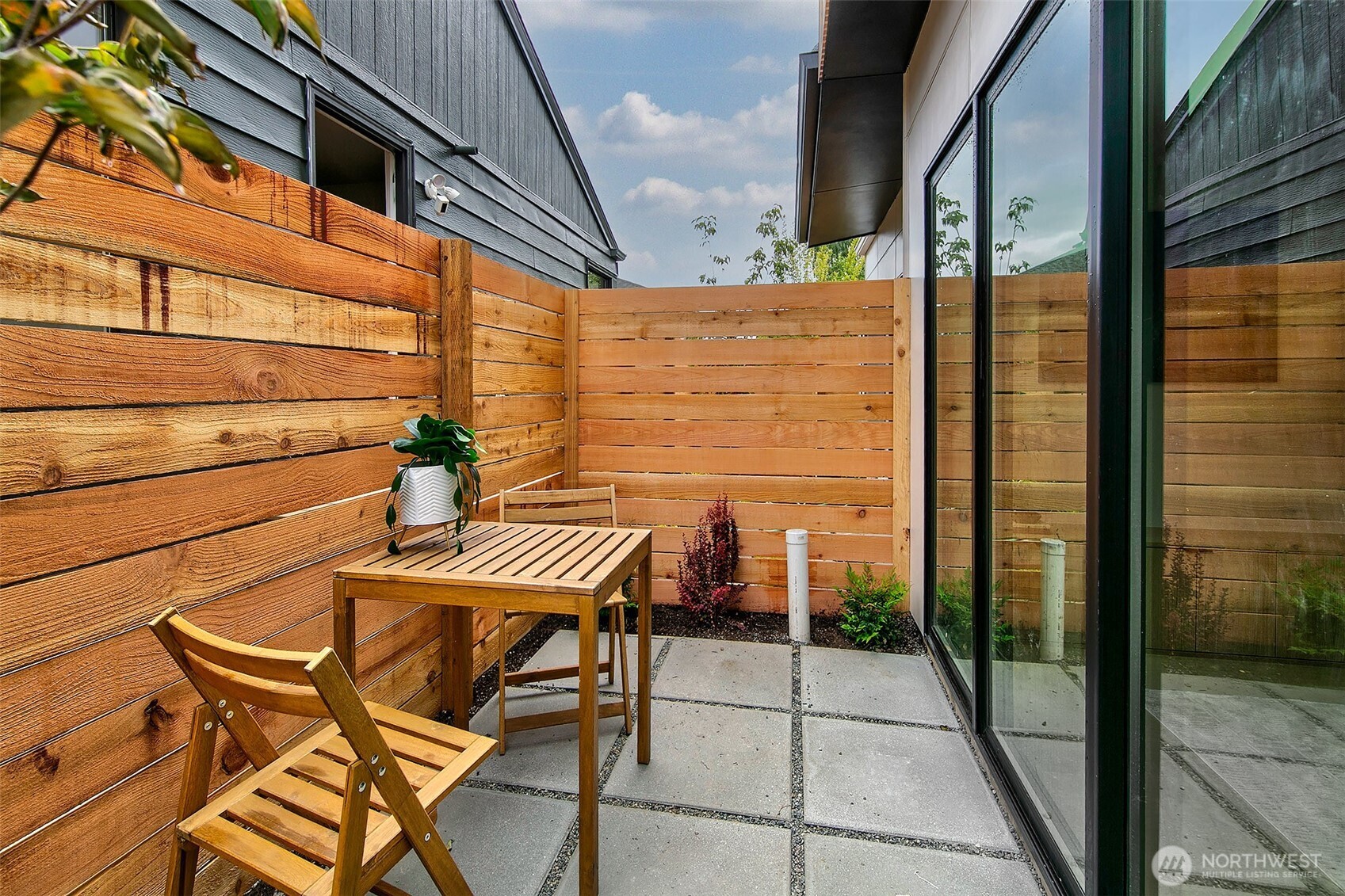 Seattle, Washington 98117, United States, 2 Bedrooms Bedrooms, ,2 BathroomsBathrooms,Residential,Pending,184789