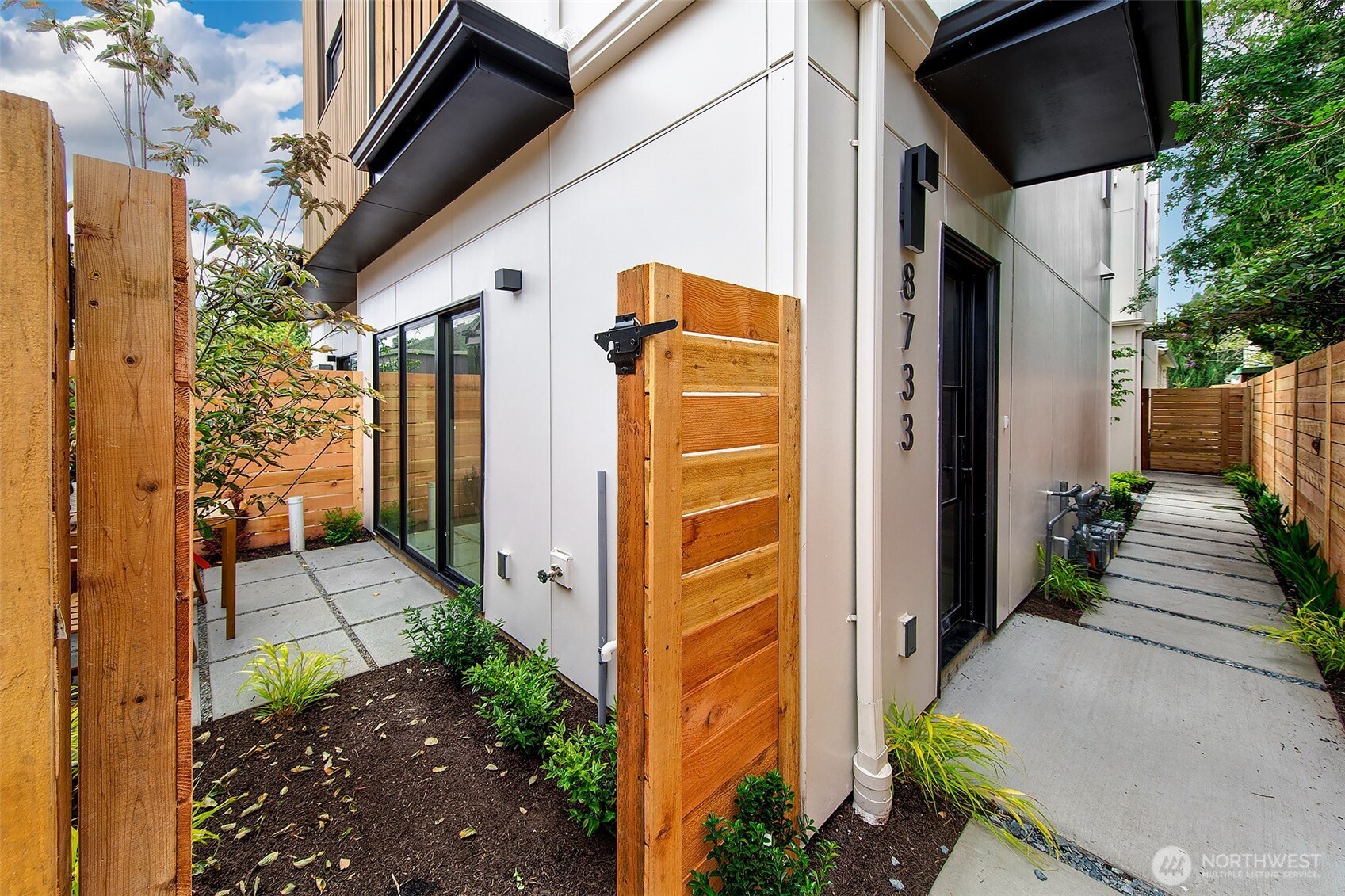 Seattle, Washington 98117, United States, 2 Bedrooms Bedrooms, ,2 BathroomsBathrooms,Residential,Pending,184789