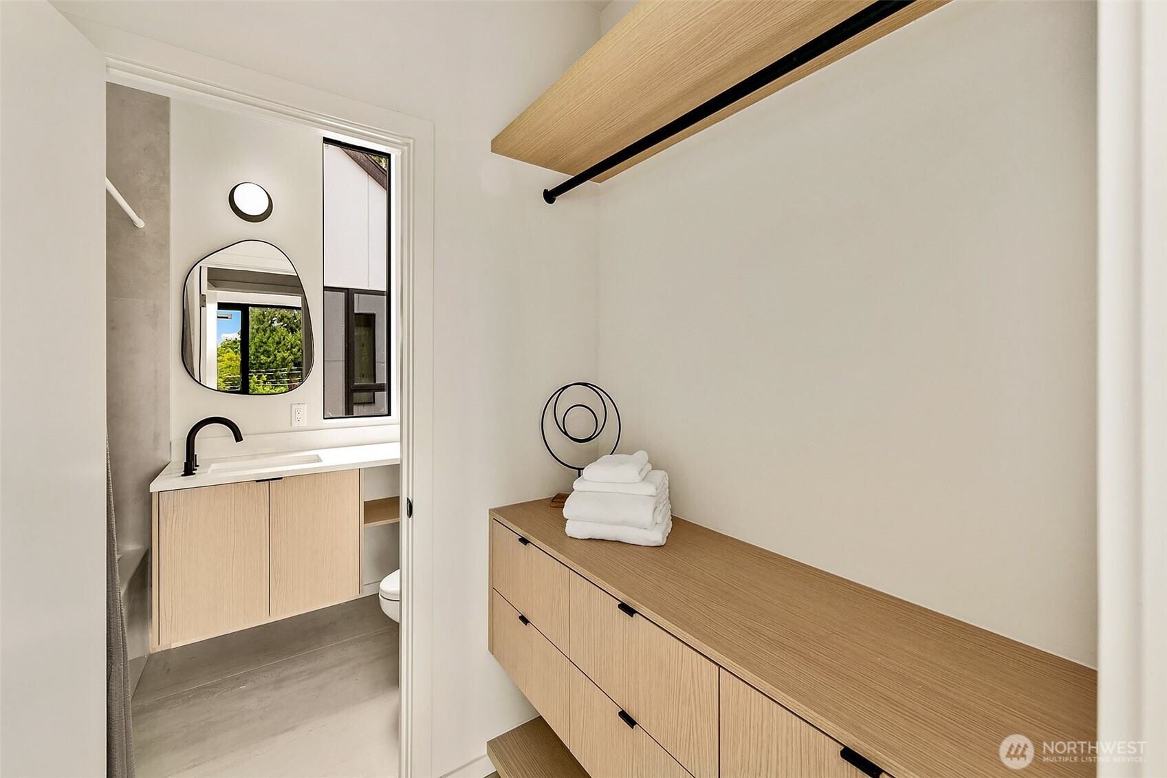 Seattle, Washington 98117, United States, 2 Bedrooms Bedrooms, ,2 BathroomsBathrooms,Residential,Pending,184789