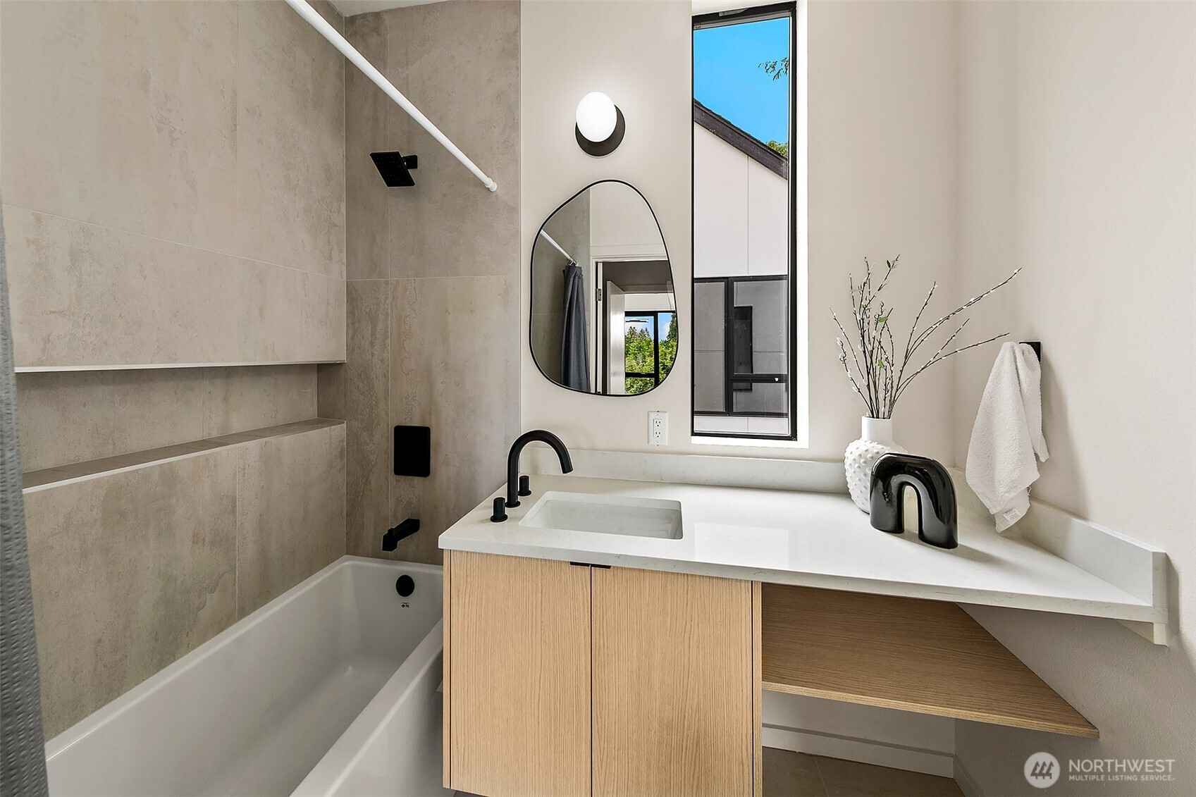 Seattle, Washington 98117, United States, 2 Bedrooms Bedrooms, ,2 BathroomsBathrooms,Residential,Pending,184789