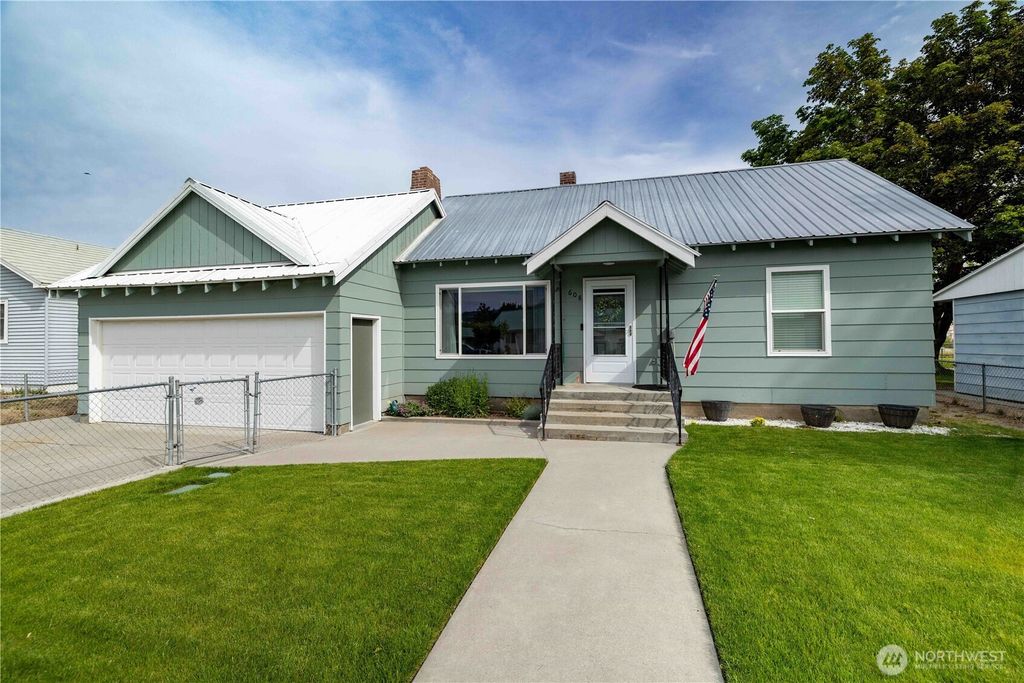 Photo of 608 W Hanson Ave. AVE, Brewster, WA 98812 (MLS # 2521738)