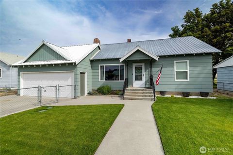 Photo of 608 W Hanson Ave. AVE, Brewster, WA 98812 (MLS # 2521738)