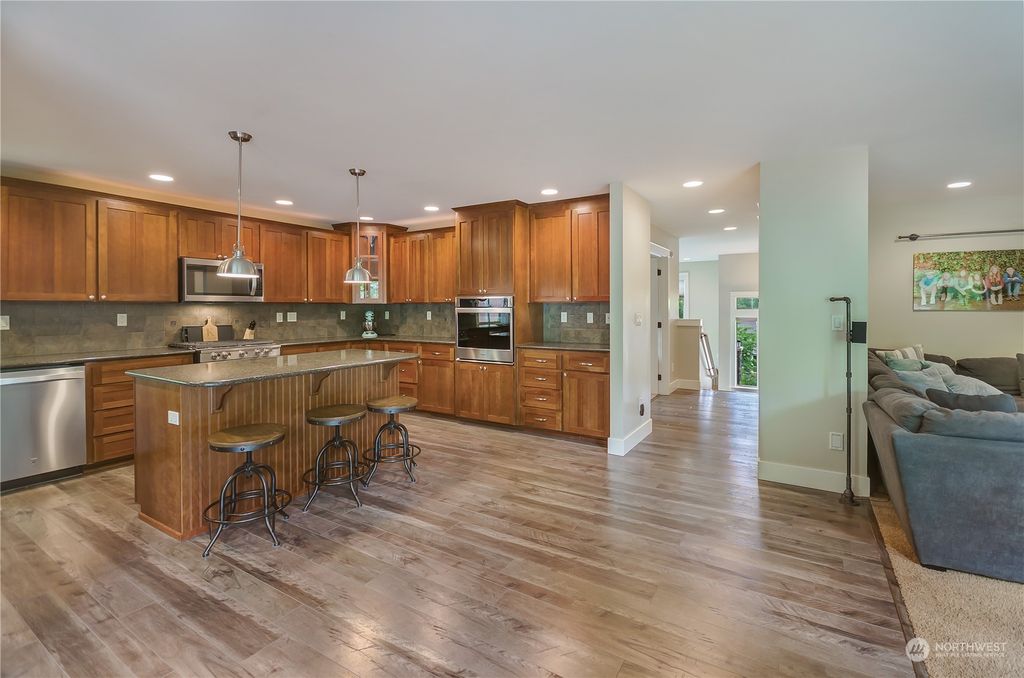 listing image 9367206787940056907