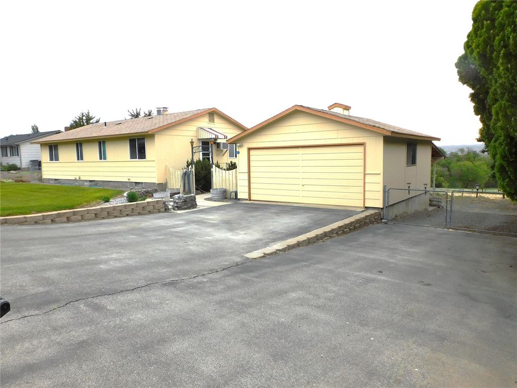 Photo of 61 Lorry Lane, Selah, WA 98942 (MLS # 2518920)