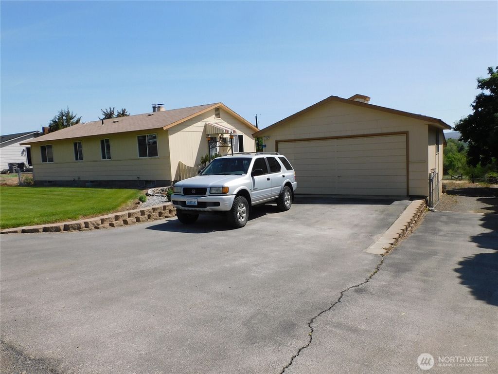 Photo of 61 Lorry Lane, Selah, WA 98942 (MLS # 2518920)