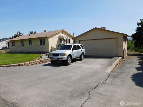 Photo of 61 Lorry Lane, Selah, WA 98942 (MLS # 2518920)