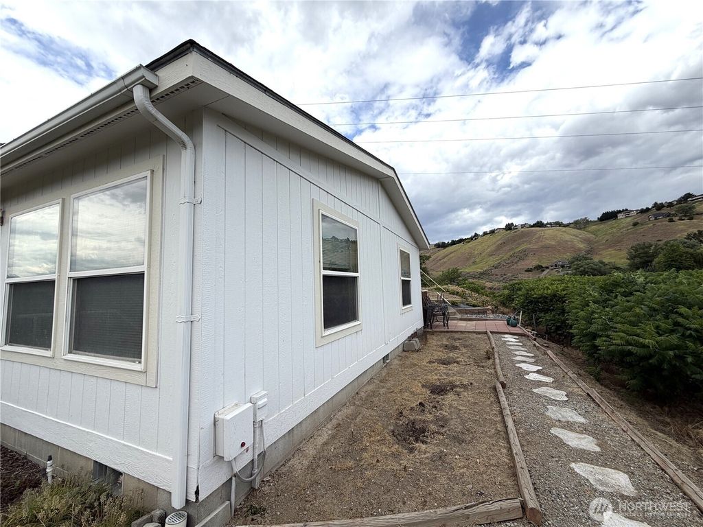 Photo of 1634 Sunset Dr DR, Wenatchee, WA 98801 (MLS # 2525947)