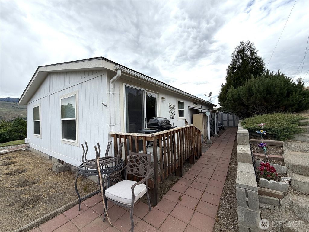 Photo of 1634 Sunset Dr DR, Wenatchee, WA 98801 (MLS # 2525947)