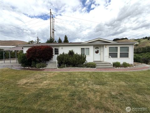 Photo of 1634 Sunset Dr DR, Wenatchee, WA 98801 (MLS # 2525947)