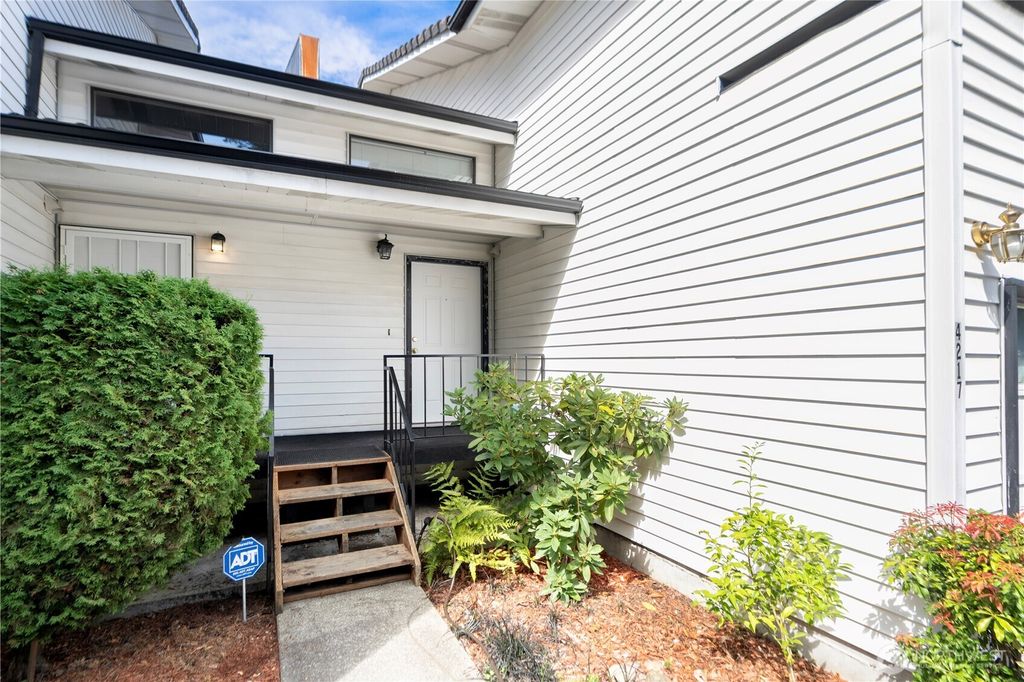 Photo of 4217 NE 5th Street, Renton, WA 98059 (MLS # 2423988)