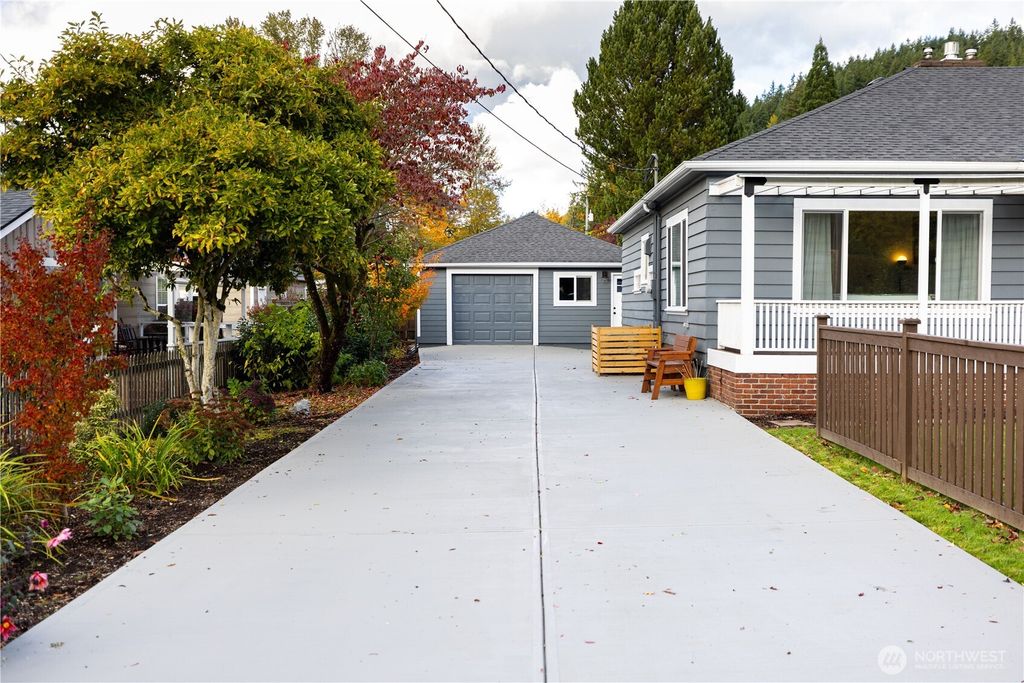 Photo of 450 NE Alder Street, Issaquah, WA 98027 (MLS # 2447845)