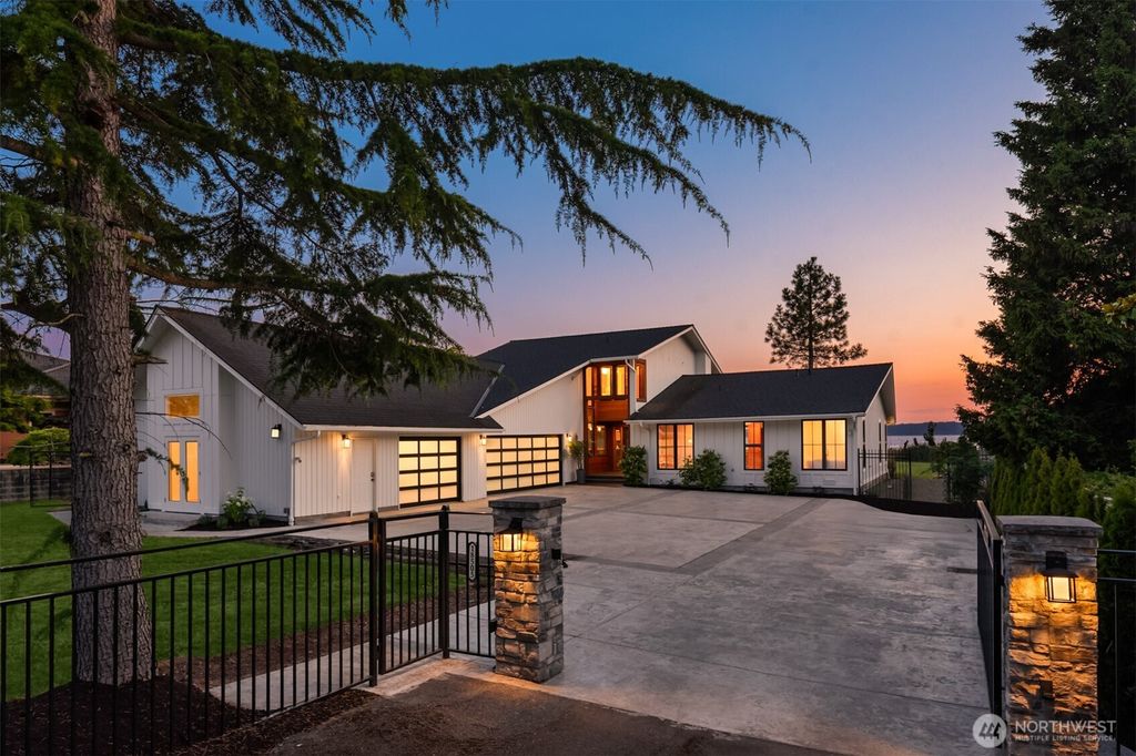 Photo of 18505 Normandy Terrace SW, Normandy Park, WA 98166 (MLS # 2393435)