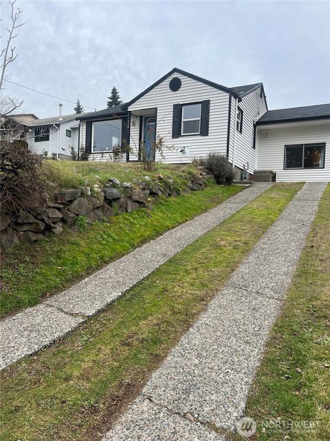 Photo of 558 Windsor Place NE, Renton, WA 98056 (MLS # 2458278)