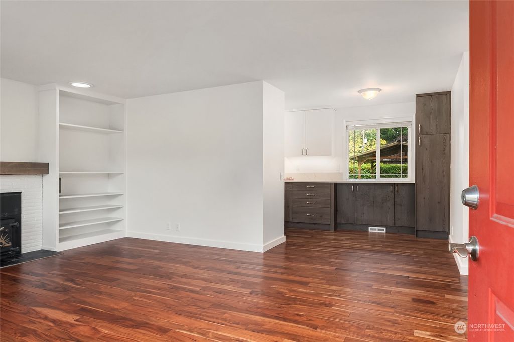 Photo of 10721 26th Avenue SW, Seattle, WA 98146 (MLS # 2152245)