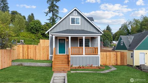 Photo of 1211 Water Street, Raymond, WA 98577 (MLS # 2416881)