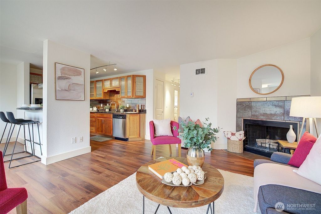 Photo of 11058 NE 33rd Place #D6, Bellevue, WA 98004 (MLS # 2480953)